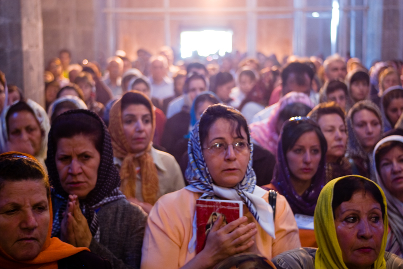 Иранские христианки в церкви