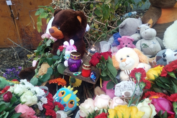 Игрушки и цветы на месте убийства девятилетней девочки в Саратове