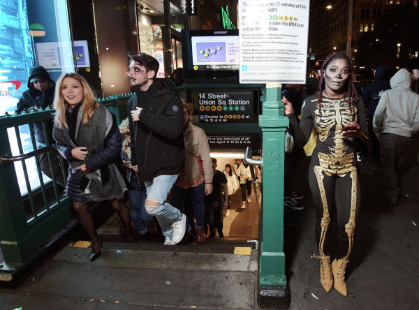 Участники ежегодного парада по случаю праздника Хэллоуин в Нью-Йорке