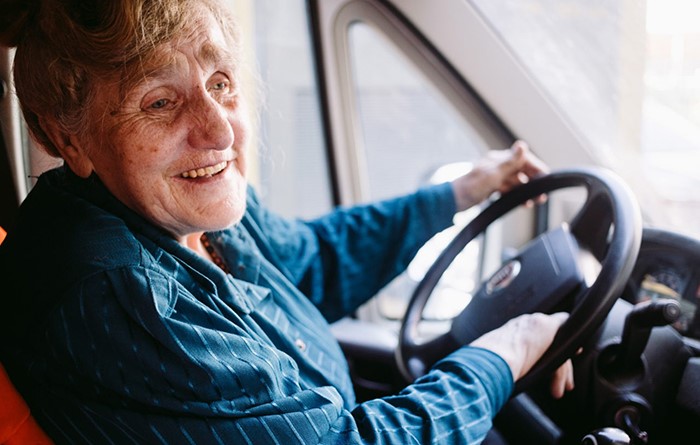 В Петербурге 80-летняя блокадница развозит на фургоне еду пенсионерам 