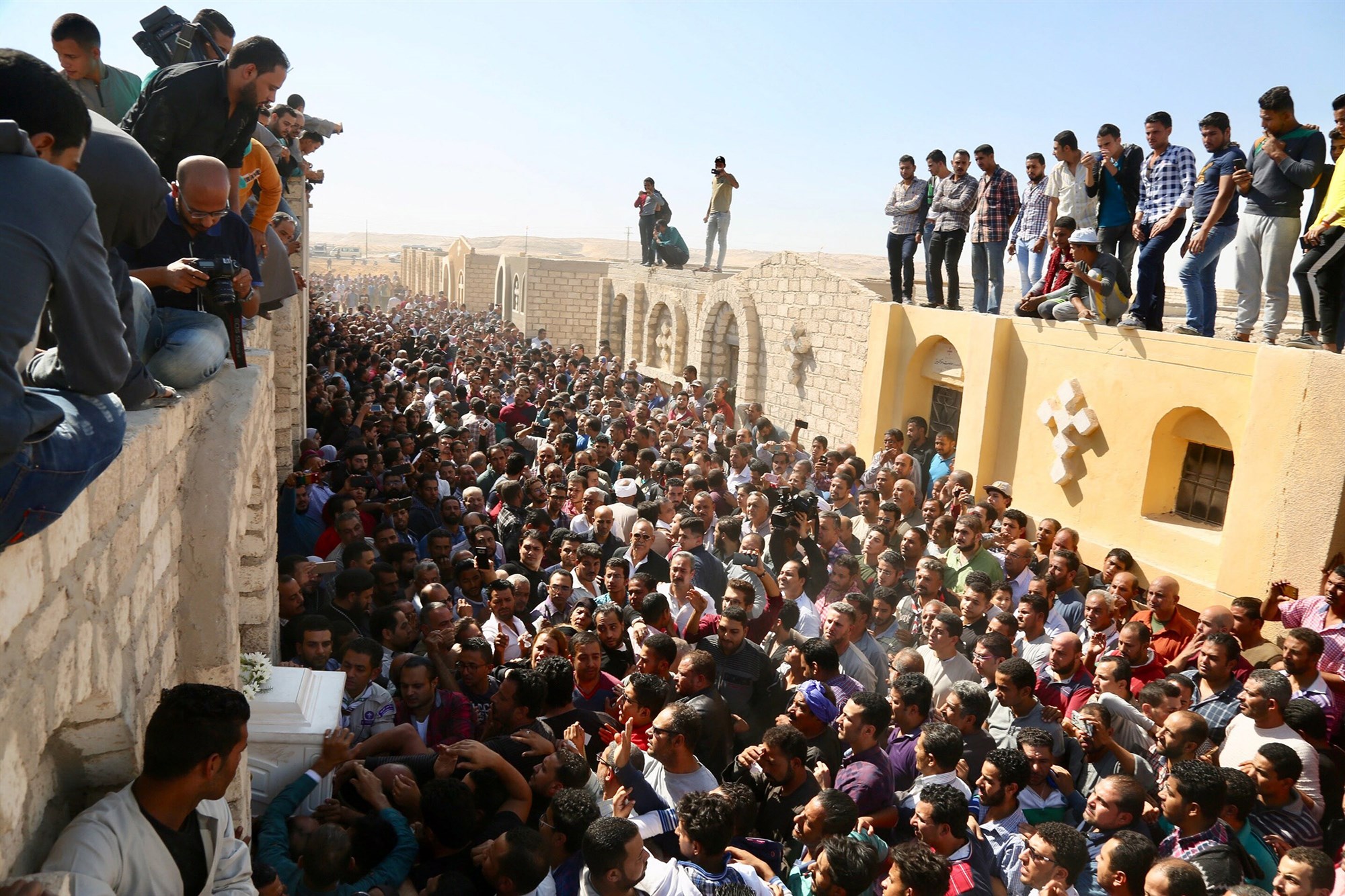 Христиане-паломники погибли при нападении на пути в монастырь в Египте 