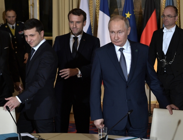  Президент РФ Владимир Путин, президент Франции Эммануэль Макрон и президент Украины Владимир Зеленский (справа налево) во время встречи в 