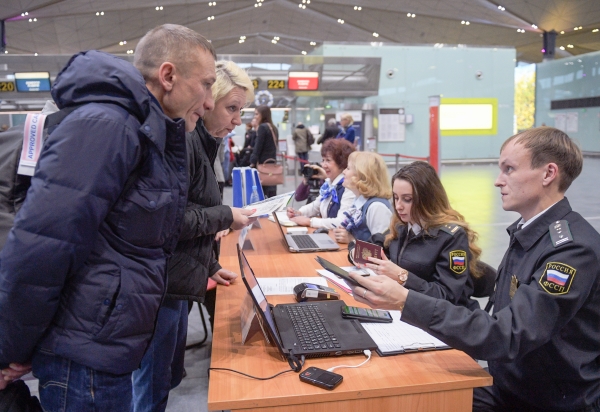 Пассажиры аэропорта Пулково беседуют с судебным приставом