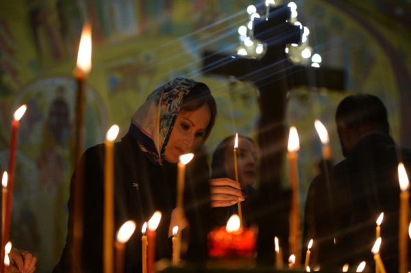 Верующая во время пасхальной службы в в Свято-Троицком кафедральном соборе в Екатеринбурге