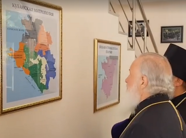 Патриарх Кирилл у карт митрополии и епархий