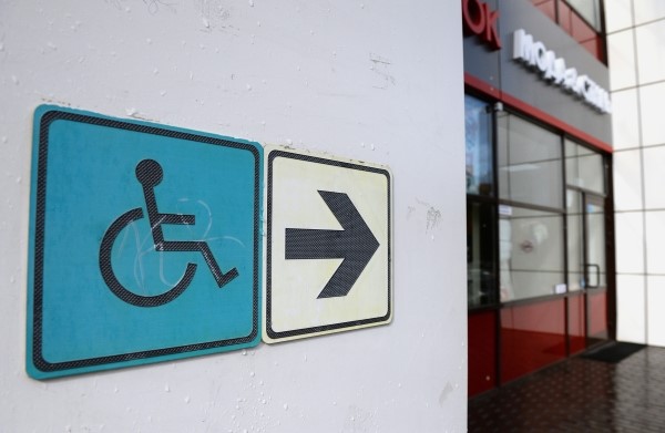 Инвалидам в России будут помогать добираться до работы и адаптироваться на рабочем месте 