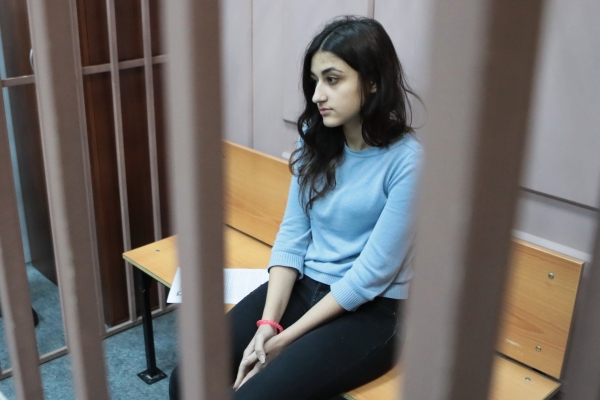 Кристина Хачатурян, обвиняемая в убийстве своего отца Михаила Хачатуряна, в Басманном суде Москвы, где рассматривается вопрос об изменении меры пресечения